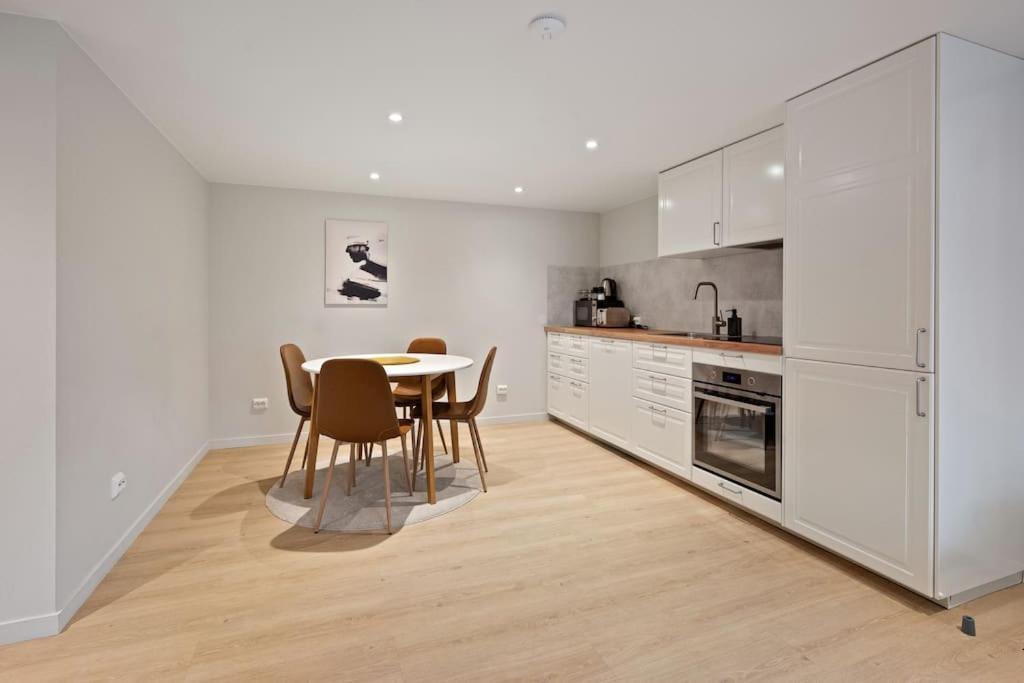 Practical Basement Apt With All Home Comforts Close To City Centre Stavanger Bagian luar foto