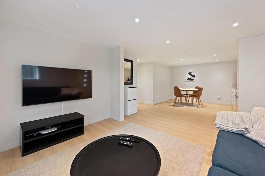 Practical Basement Apt With All Home Comforts Close To City Centre Stavanger Bagian luar foto