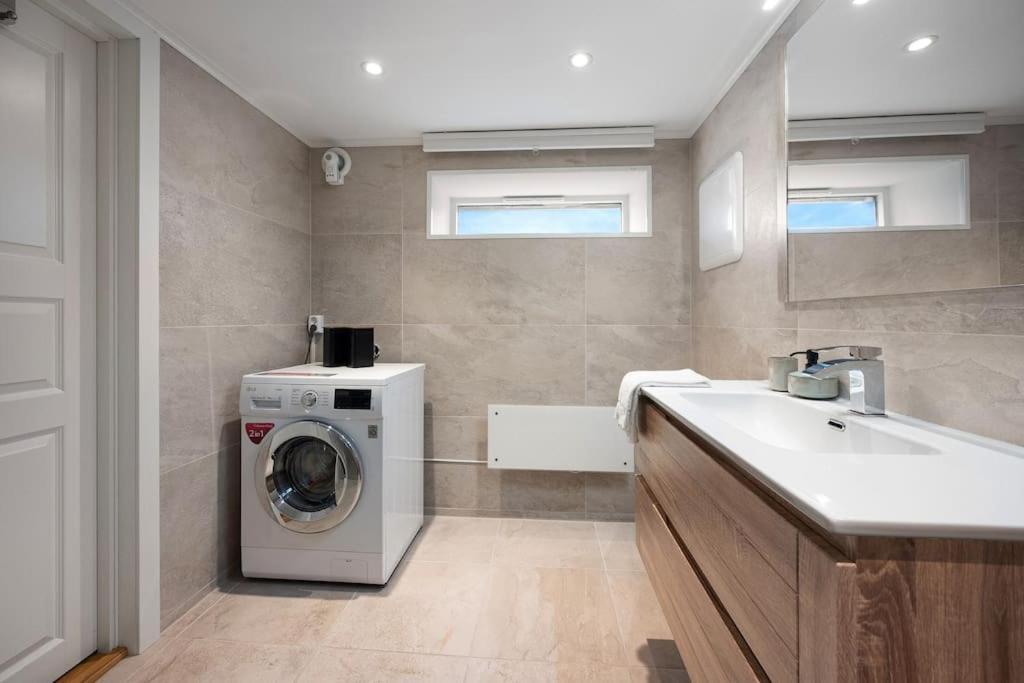 Practical Basement Apt With All Home Comforts Close To City Centre Stavanger Bagian luar foto