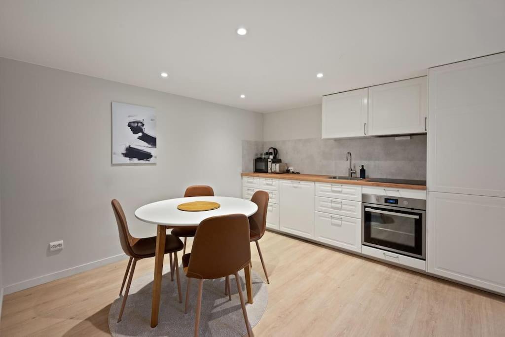 Practical Basement Apt With All Home Comforts Close To City Centre Stavanger Bagian luar foto