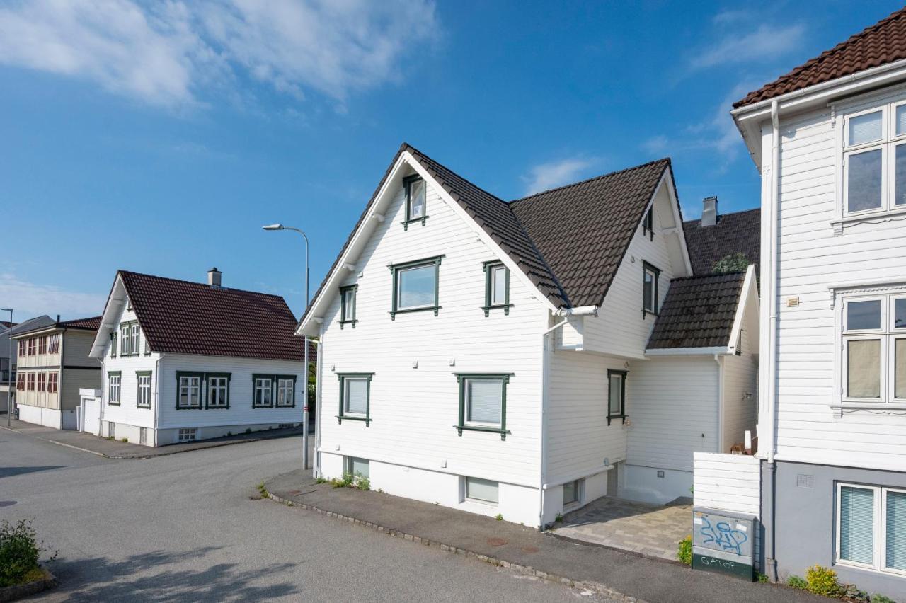 Practical Basement Apt With All Home Comforts Close To City Centre Stavanger Bagian luar foto